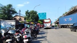 TERLIHAT  - sejumlah bus antar kota antar provinsi (AKAP) berjejer menunggu penumpang di Outer Ring Road Cengkareng (depan gerbang Tol Kapuk-Kamal). Bus-bus tersebut melayani keberangkatan pemudik ke berbagai daerah di Pulau Jawa. (Foto: Suara Realitas).