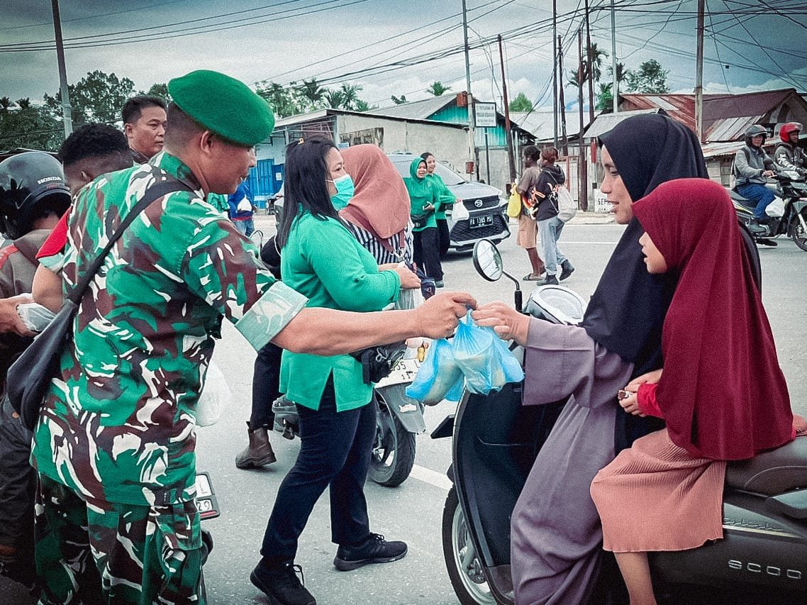 Ramadhan Berkah, Koramil Kuala Kencana dan Koramil Jila Bagikan 500 Paket Takjil