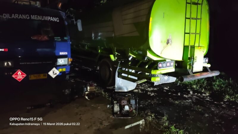 TERPANTAU - lima unit mobil transportir terparkir di dalam area gudang kosong dan terdapat satu kendaraan yang diduga membawa minyak cong dari wilayah Sumatera serta penyedot alat pompa. (Foto : Ekslusif Suara Realitas/MasDo).