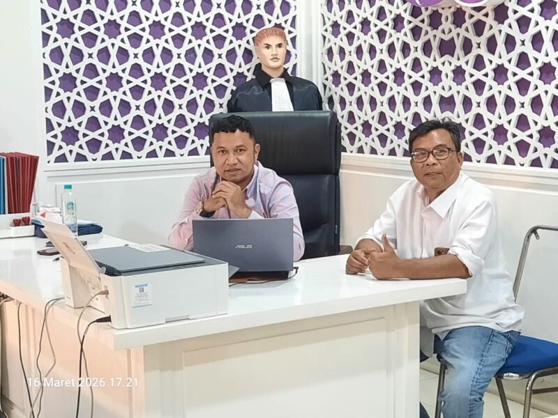 Yanto Nelson Nalle SH, MH dan Johan Simijaya SH. Saat ditemui di kantor YNN-LawFirm Jl.MH.Thamrim Ruko Ayodhya blok A No.3 Cikokol, Kota Tangerang