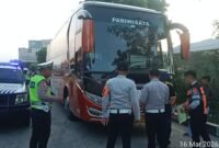 POTRET - TNI-Polri dan Sudinhub Jakbar menindak 19 Bus AKAP yang nakal, operasi sasar Terminal Bayangan menjelang Mudik Lebaran. (Foto: Suara Realitas).