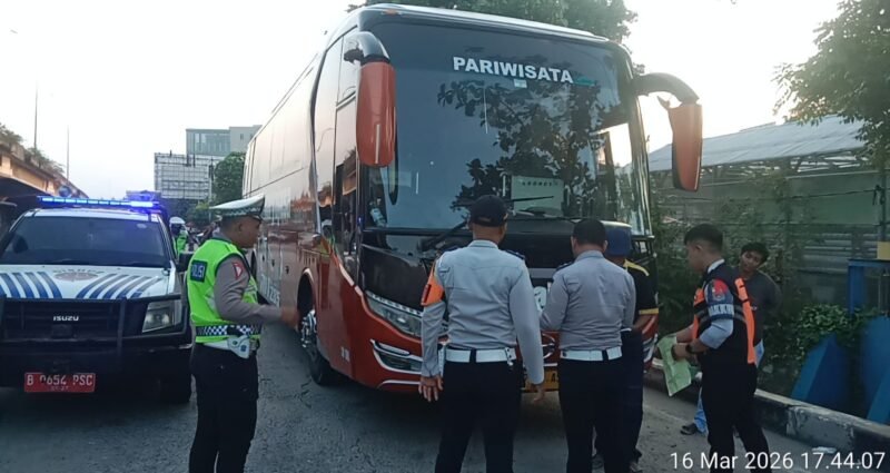 POTRET - TNI-Polri dan Sudinhub Jakbar menindak 19 Bus AKAP yang nakal, operasi sasar Terminal Bayangan menjelang Mudik Lebaran. (Foto: Suara Realitas).