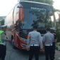 POTRET - TNI-Polri dan Sudinhub Jakbar menindak 19 Bus AKAP yang nakal, operasi sasar Terminal Bayangan menjelang Mudik Lebaran. (Foto: Suara Realitas).