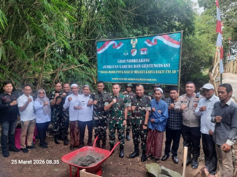 Pangdam Jaya/Jayakarta Mayjen TNI Deddy Suryadi, S.I.P., M.Si., bersama Danrem 052/Wkr Brigjen TNI Faizal Rizal, S.I.P., serta jajaran pejabat TNI, Polri, dan pemerintah daerah, dalam kegiatan ground breaking pembangunan Jembatan Garuda, Rabu (25/03/2026)