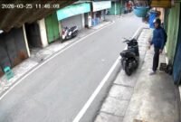 POTRET - terduga oknum polisi dengan senjata laras panjang di balik jaketnya. (Foto: Tangkapan Layar/Ist).