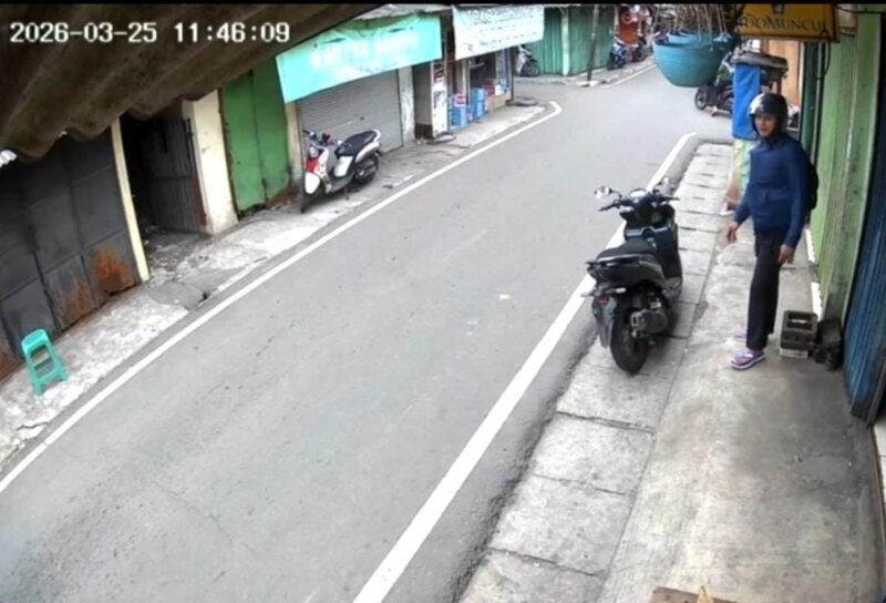 POTRET - terduga oknum polisi dengan senjata laras panjang di balik jaketnya. (Foto: Tangkapan Layar/Ist).