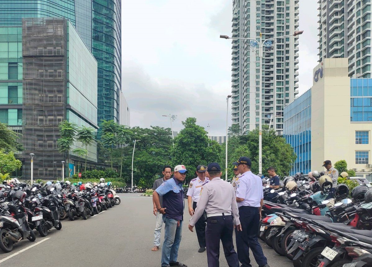 Parkir Rp10 Ribu di Puri Kembangan Viral, Sudishub Jakbar Tegur Keras Juru Parkir