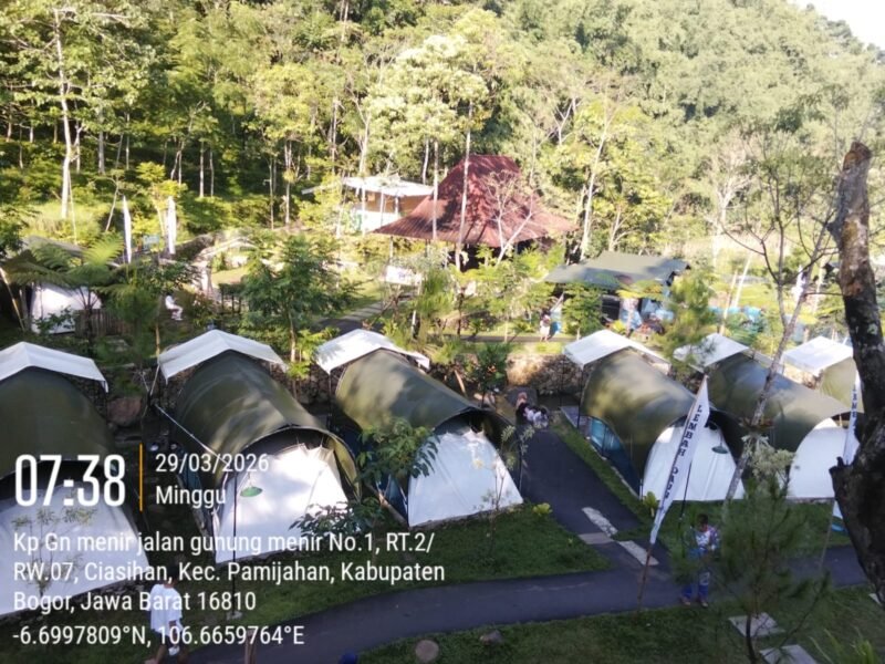 Wisata Alam Lembah Daun, memiliki rekreasi Plat Ground Mini, Kolam Renang, glamping, dan Riverside Camp, lokasi Wisata Alam Lembah Daun bertempat di Kp Gunung Menir, RT 001 RW 007, Desa Ciasian, Kecamatan Pamijahan, Kabupaten Bogor, Minggu (29/03/2026).