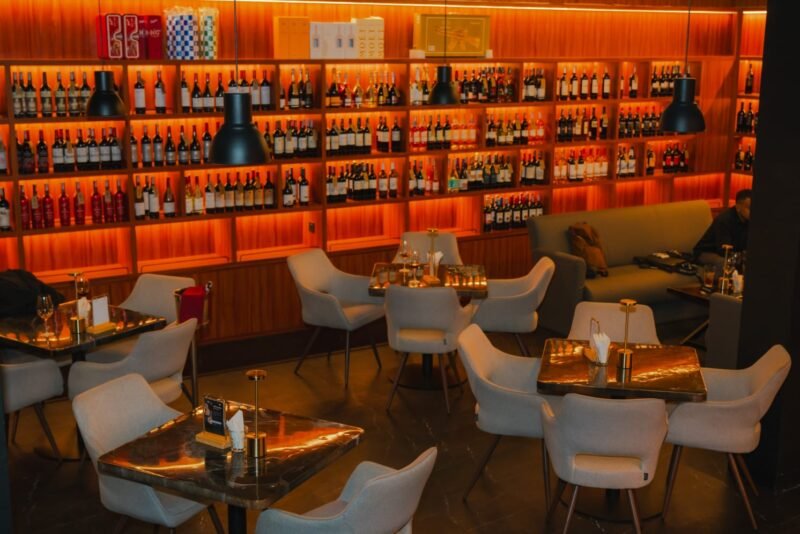 Wine Palace Gading Serpong yang berkonsep desain interior yang modern dan minimalis.menjadi destinasi Sosialita dan eksekutif muda