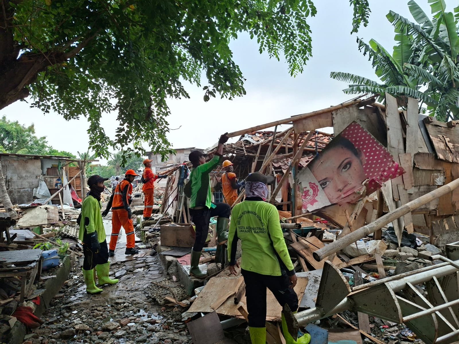 Penertiban Bangunan Liar di Kalideres, 45 Unit Dibongkar untuk Kembalikan Fungsi TPU