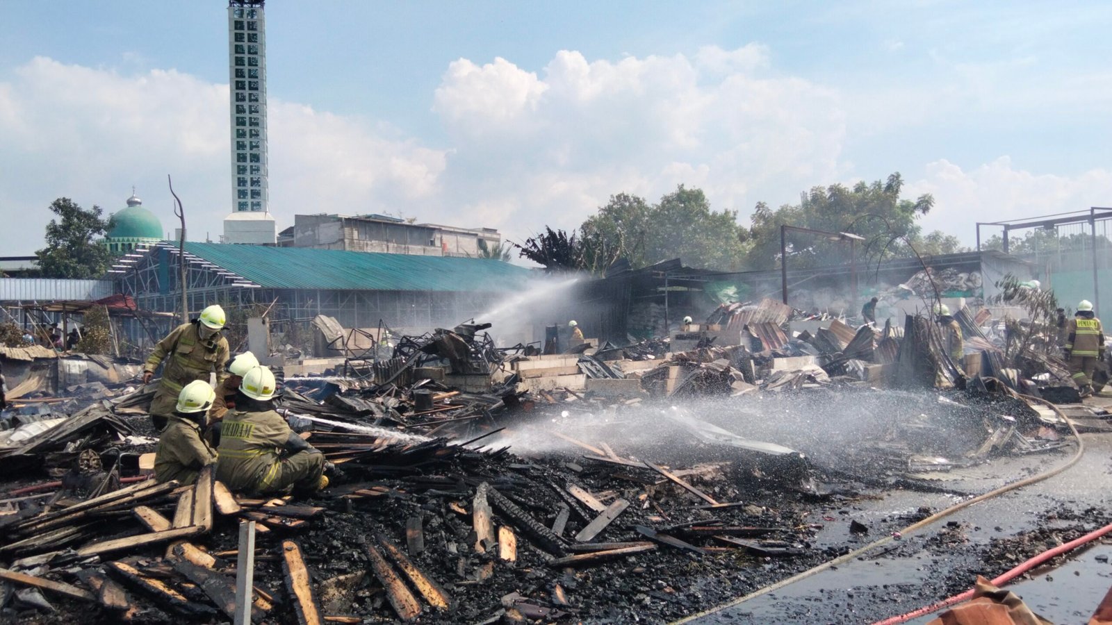 Api Mengamuk di Tegal Alur, Belasan Rumah dan Lapak Usaha Hangus Terbakar