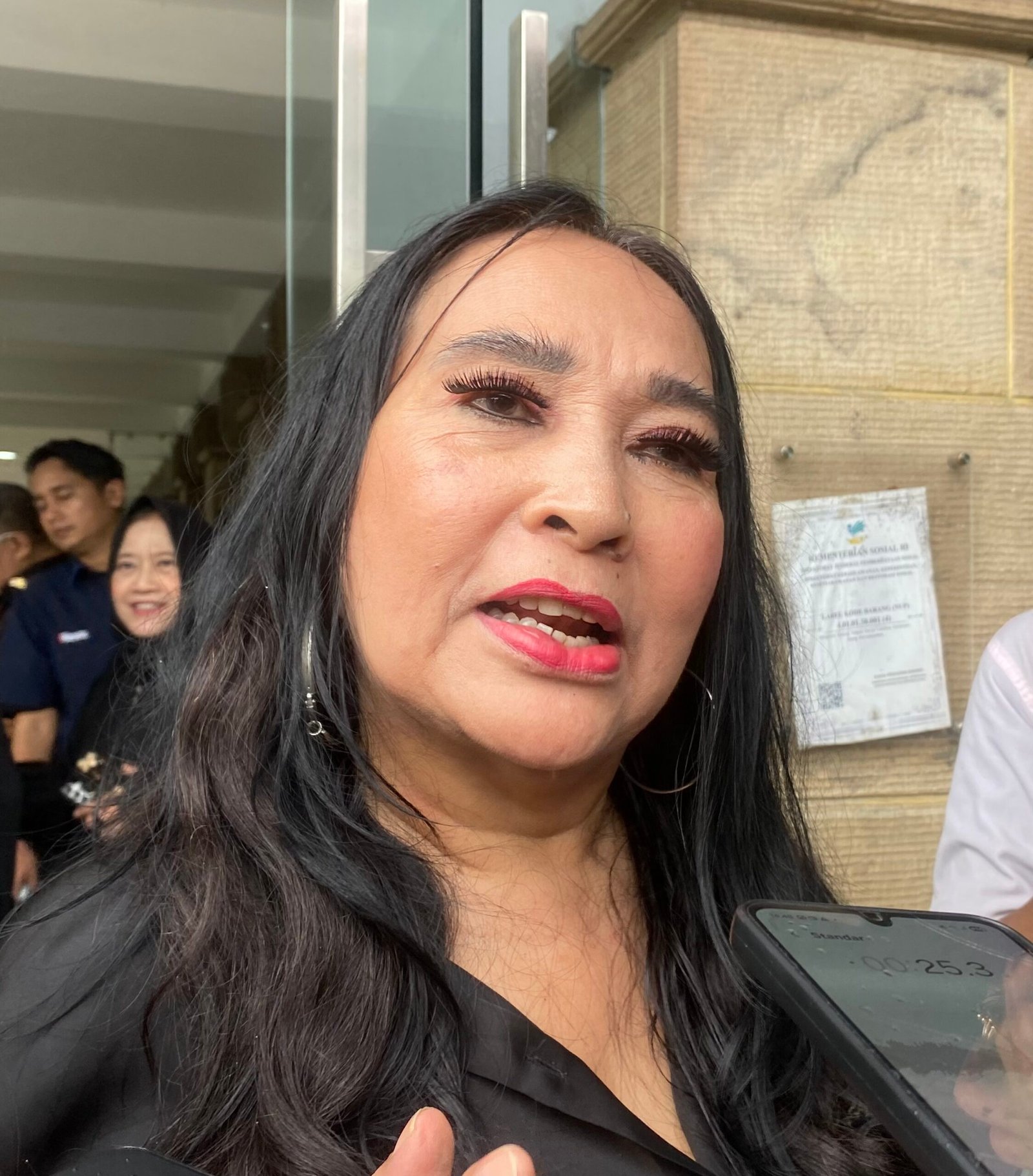 Neneng Anjarwati Hadiri Pemakaman Militer Try Sutrisno di TMP Kalibata