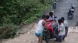 POTRET - amblasnya jalan penghubung dua desa di Rote Ndao tanpa adanya solusi nyata, anak sekolah harus menantang arus. (Foto: Tangkapan Layar/Ist).