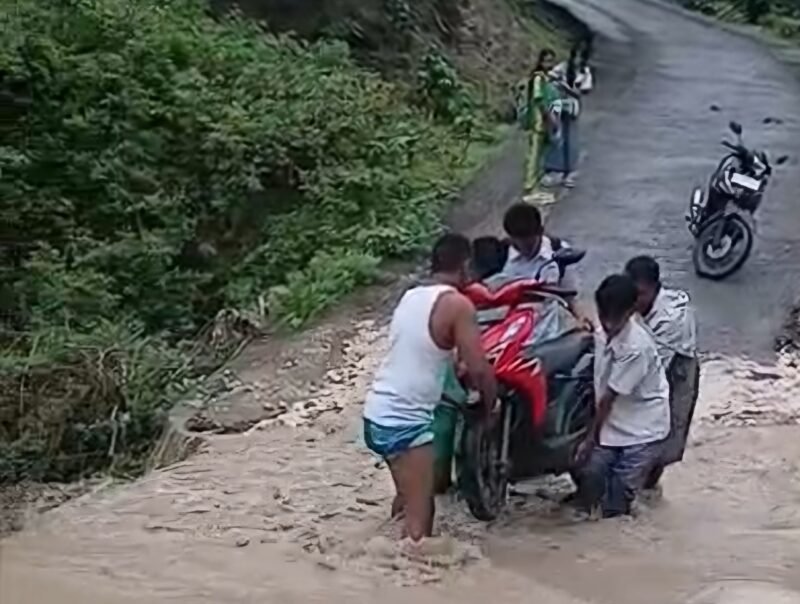 POTRET - amblasnya jalan penghubung dua desa di Rote Ndao tanpa adanya solusi nyata, anak sekolah harus menantang arus. (Foto: Tangkapan Layar/Ist).
