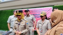 POTRET - Wali Kota Jakarta Barat, Iin Mutmainnah usai menyegel ulang Lapangan Padel MMT:  tak kantongi PBG dan SLF. (Foto: Suara Realitas).