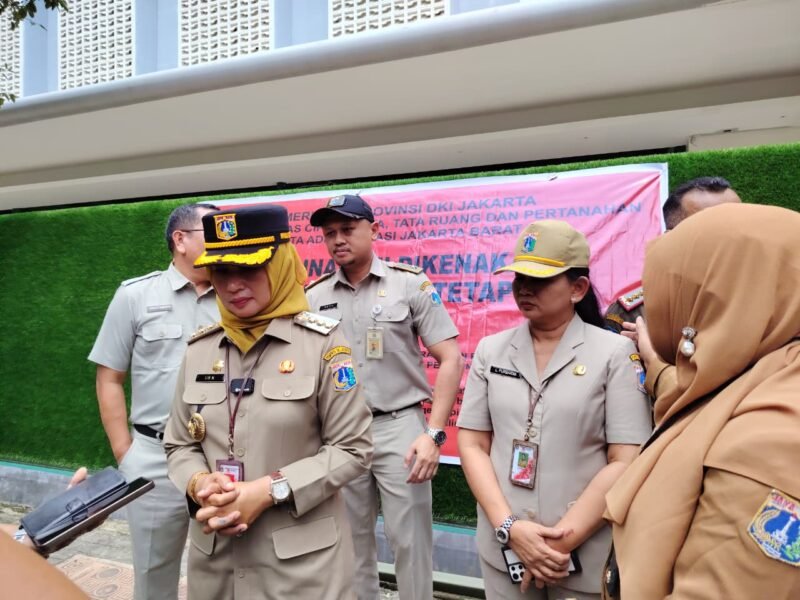 POTRET - Wali Kota Jakarta Barat, Iin Mutmainnah usai menyegel ulang Lapangan Padel MMT:  tak kantongi PBG dan SLF. (Foto: Suara Realitas).