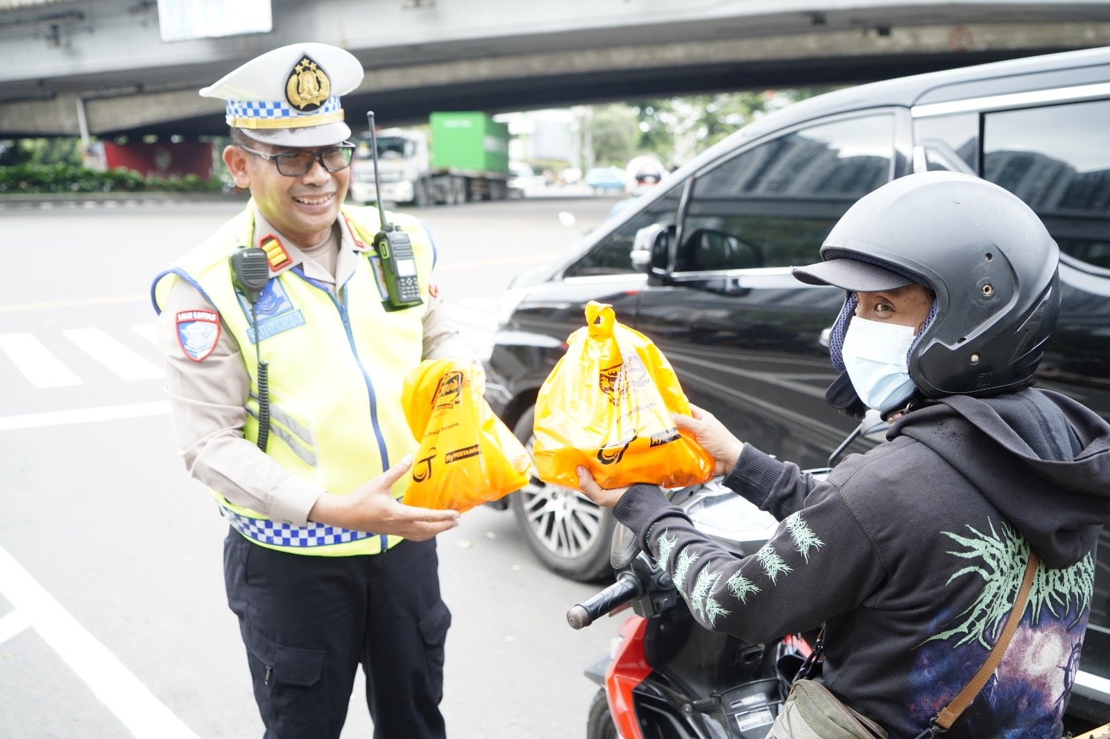Satlantas Jakbar dan Brotherhood Birkers Community Berbagi 5.000 Takjil di Traffic Light Tomang