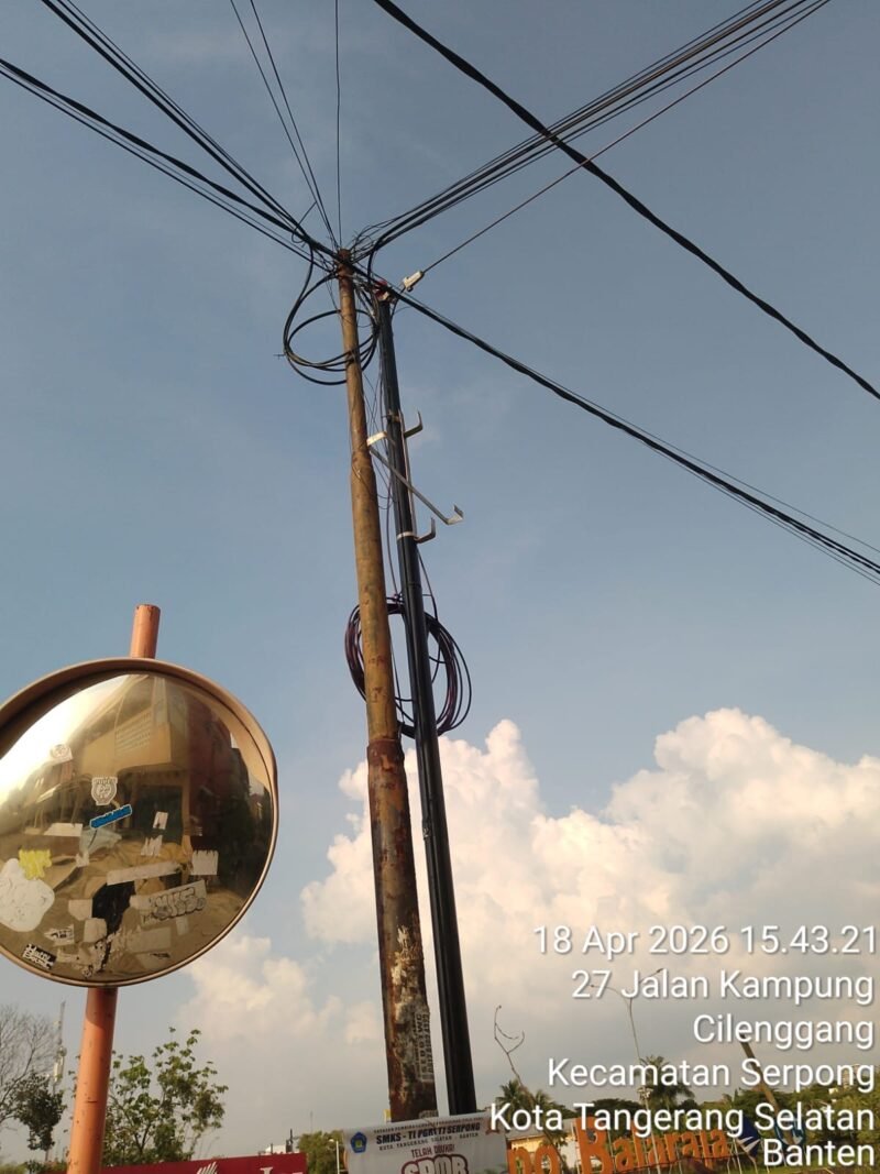 POTRET - puluhan tiang provider milik MyRepublic tak kantongi izin resmi dari pihak terkait. (Foto: Suara Realitas).