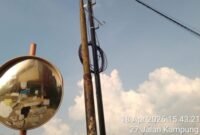 POTRET - puluhan tiang provider milik MyRepublic tak kantongi izin resmi dari pihak terkait. (Foto: Suara Realitas).