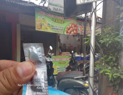 Diduga Jual Obat Keras di Balik Dagangan Sembako, Penjual Telur di Duren Sawit Disorot Warga