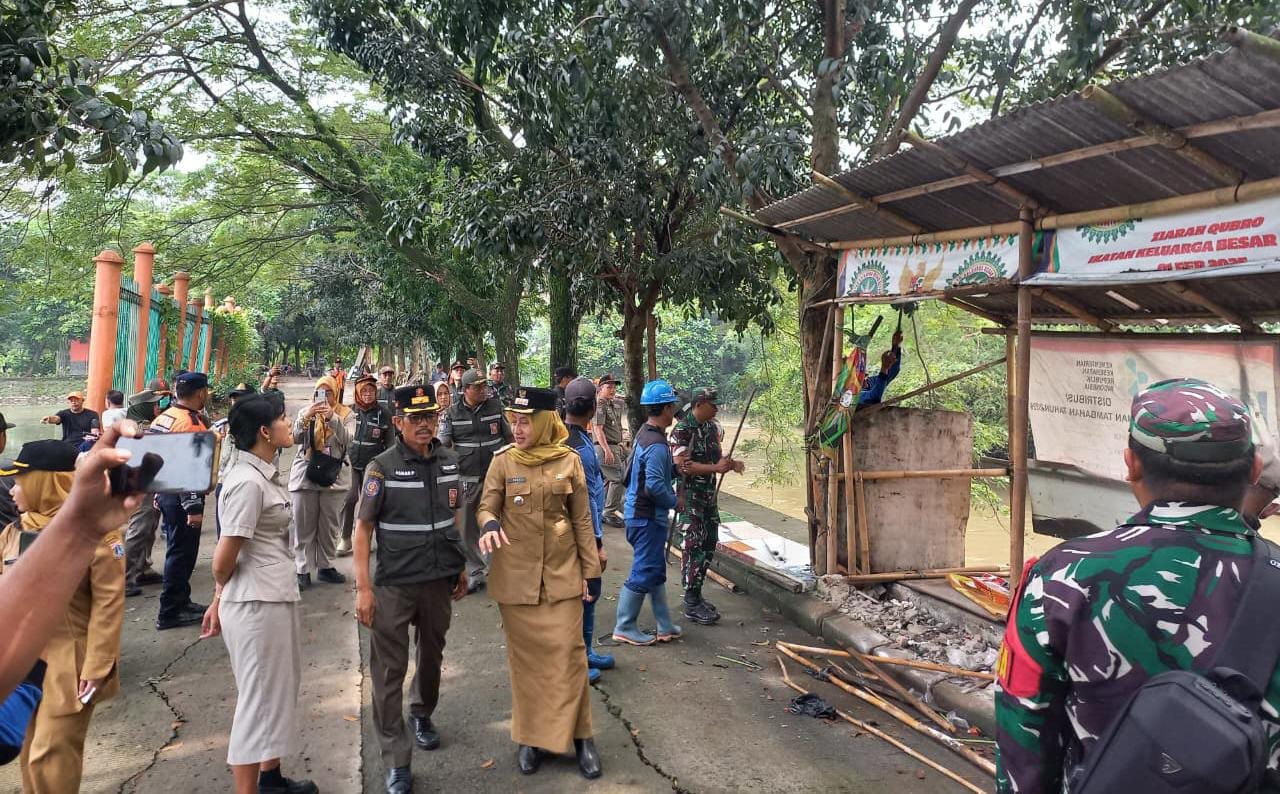 20 Bangunan Liar di Bantaran Kali Pesanggrahan Kembangan Dibongkar, Akan Dijadikan Ruang Hijau