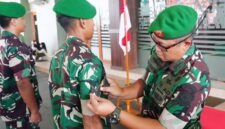 Kasrem 052/Wkr Kolonel Inf Ato Sudiatna, S.I.P., memimpin upacara pelantikan kenaikan pangkat prajurit Makorem 052/Wkr 1 April 2026, bertempat di Makorem 052/Wkr, Kelapa Dua, Kabupaten Tangerang, Rabu (01/04/2026).