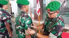 Kasrem 052/Wkr Kolonel Inf Ato Sudiatna, S.I.P., memimpin upacara pelantikan kenaikan pangkat prajurit Makorem 052/Wkr 1 April 2026, bertempat di Makorem 052/Wkr, Kelapa Dua, Kabupaten Tangerang, Rabu (01/04/2026).