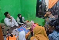 POTRET - Wali Kota Jakarta Barat, Iin Mutmainnah saat melayat bocah tenggelam di Cengkareng Drain, dan berikan santunan ke keluarga. (Foto: Istimewa).