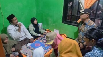 POTRET - Wali Kota Jakarta Barat, Iin Mutmainnah saat melayat bocah tenggelam di Cengkareng Drain, dan berikan santunan ke keluarga. (Foto: Istimewa).