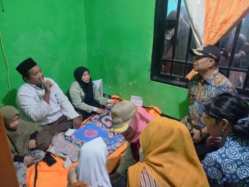 POTRET - Wali Kota Jakarta Barat, Iin Mutmainnah saat melayat bocah tenggelam di Cengkareng Drain, dan berikan santunan ke keluarga. (Foto: Istimewa).