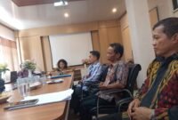 POTRET - Muzaini selaku perwakilan ahli waris Ripin saat menghadiri rapat dengan Disdukcapil Jepara, Camat Mayong, dan Petinggi Desa Rajekwesi dan menolak keras atas nama yang diusulkan instansi terkait. (Foto: Istimewa).