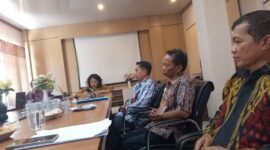 POTRET - Muzaini selaku perwakilan ahli waris Ripin saat menghadiri rapat dengan Disdukcapil Jepara, Camat Mayong, dan Petinggi Desa Rajekwesi dan menolak keras atas nama yang diusulkan instansi terkait. (Foto: Istimewa).