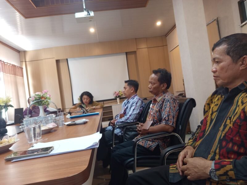 POTRET - Muzaini selaku perwakilan ahli waris Ripin saat menghadiri rapat dengan Disdukcapil Jepara, Camat Mayong, dan Petinggi Desa Rajekwesi dan menolak keras atas nama yang diusulkan instansi terkait. (Foto: Istimewa).