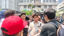 Jeremy Sianturi sebagai koordinator aksi mengatakan, dirinya dan massa aksi menginginkan Mahkamah Konstitusi untuk bisa melihat dengan jelas kasus yang menimpa NG Kim Tjoa selaku nasabah asuransi Prudential.