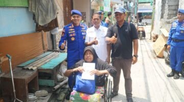 Ditpolairud Polda Metro Jaya Salurkan Bantuan Kursi Roda kepada Warga Pesisir di Muara Angke