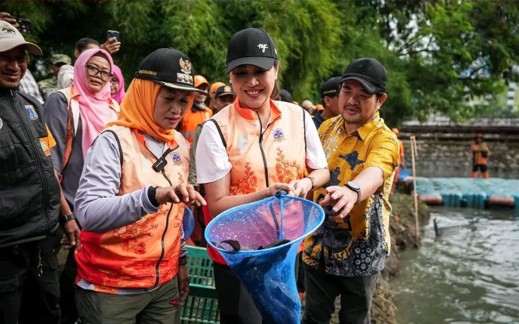 Pemkot Jakarta Barat Kendalikan Ikan Sapu-Sapu di Kali TSI, 75 Kg Berhasil Dikumpulkan