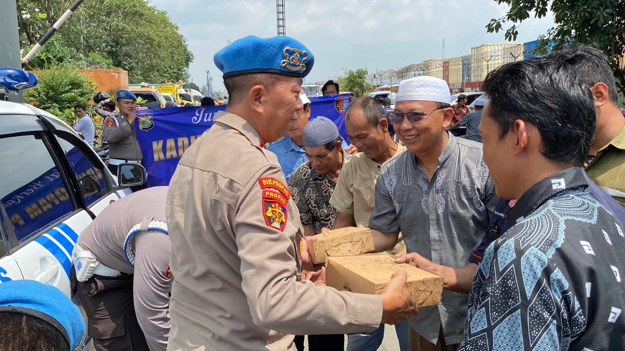 Jumat Berkah di Tanjung Priok: Wujud Kepedulian Polri Pererat Silaturahmi dengan Masyarakat
