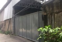 TERPANTAU - dua gudang di Cipondoh, Tangerang Kota terdapat aktivitas repack oli diduga ilegal berjalan mulus bebas hambatan, sehingga minim pengawasan APH. (Potret: Suara Realitas).