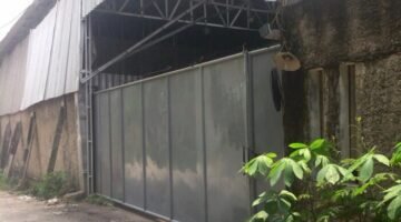 TERPANTAU - dua gudang di Cipondoh, Tangerang Kota terdapat aktivitas repack oli diduga ilegal berjalan mulus bebas hambatan, sehingga minim pengawasan APH. (Potret: Suara Realitas).