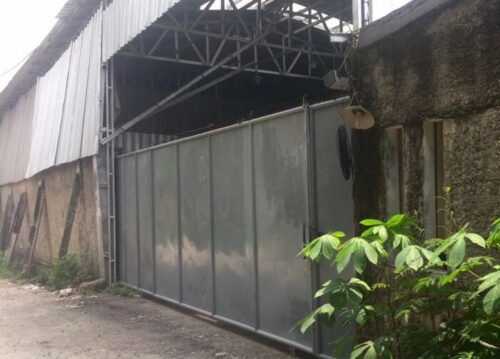 TERPANTAU - dua gudang di Cipondoh, Tangerang Kota terdapat aktivitas repack oli diduga ilegal berjalan mulus bebas hambatan, sehingga minim pengawasan APH. (Potret: Suara Realitas).