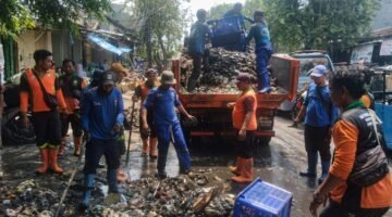 Tambora Darurat Sampah! 130 Petugas Angkut 42,5 Ton dari Saluran PHB