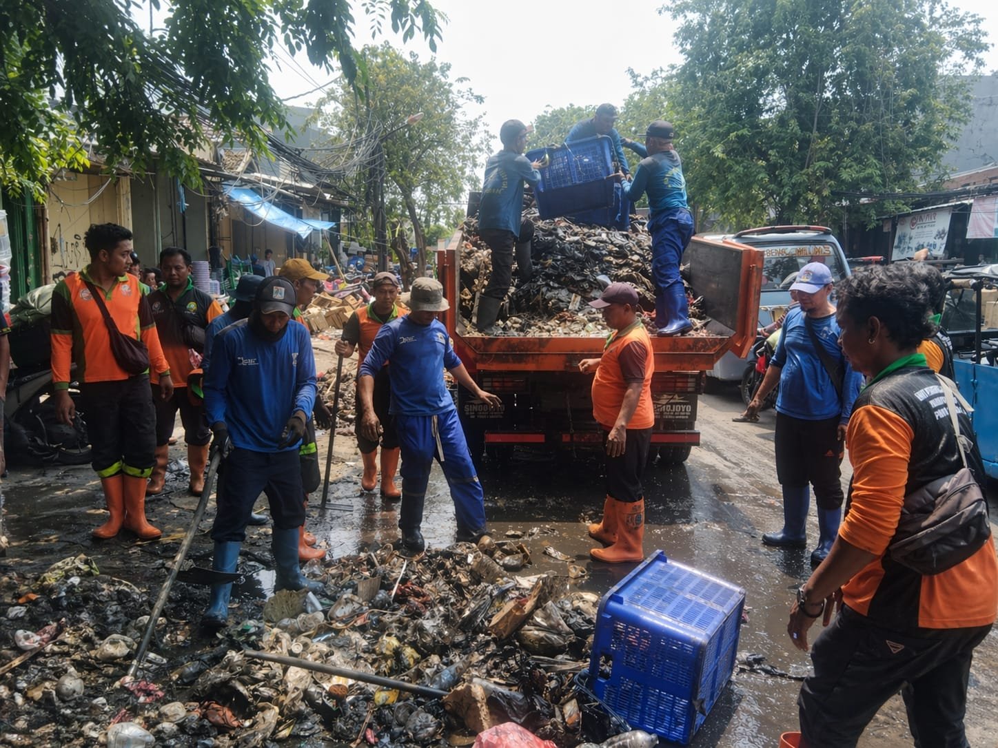 Tambora Darurat Sampah! 130 Petugas Angkut 42,5 Ton dari Saluran PHB