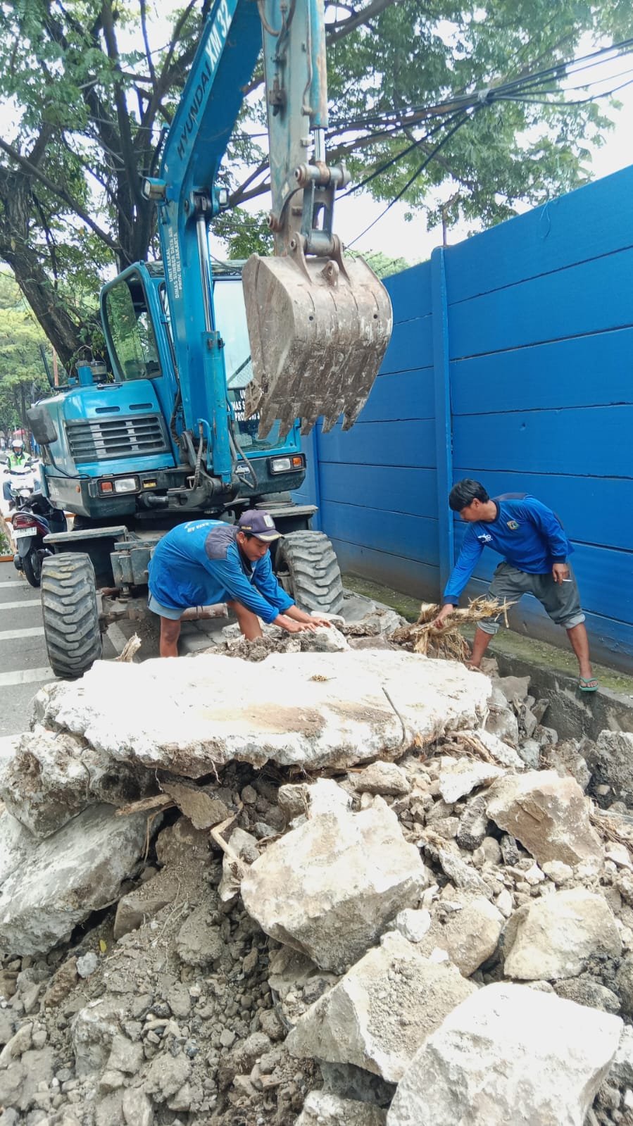 Pelebaran dan Perbaikan di Pegangsaan 2, RT03/RW03, Kelurahan Pegangsaan 2, Kecamatan Kelapa Gading, Jakarta Utara
