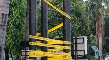 Lagi-lagi Petraco Media, Tiang Reklame di Taman Puri Disegel Pol PP DKI