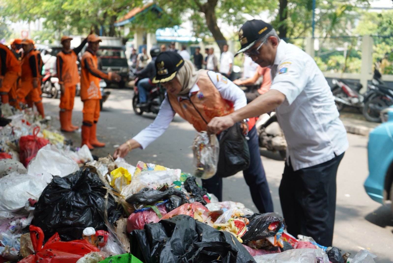 Pemkot Jakbar Gerak Cepat Bersihkan Gunungan Sampah Liar di Kedoya Selatan, OTT Pelaku Disiapkan