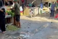 POTRET - Pasar Jabon yang dikelola pengurus lingkungan menuai sorotan lantaran kondisinya jorok dan bau. (Foto: Suara Realitas).