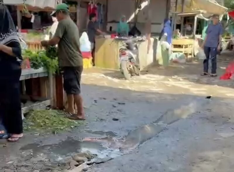 POTRET - Pasar Jabon yang dikelola pengurus lingkungan menuai sorotan lantaran kondisinya jorok dan bau. (Foto: Suara Realitas).