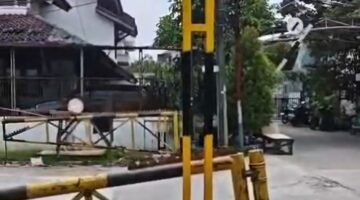 POTRET - membuat kebijakan sepihak tanpa adanya musyawarah, portal pembatas ketinggian di Kedoya Garden dinilai ganggu mobilitas, dan warga bakal layangkan surat protes. (Foto: Ekslusif Suara Realitas).