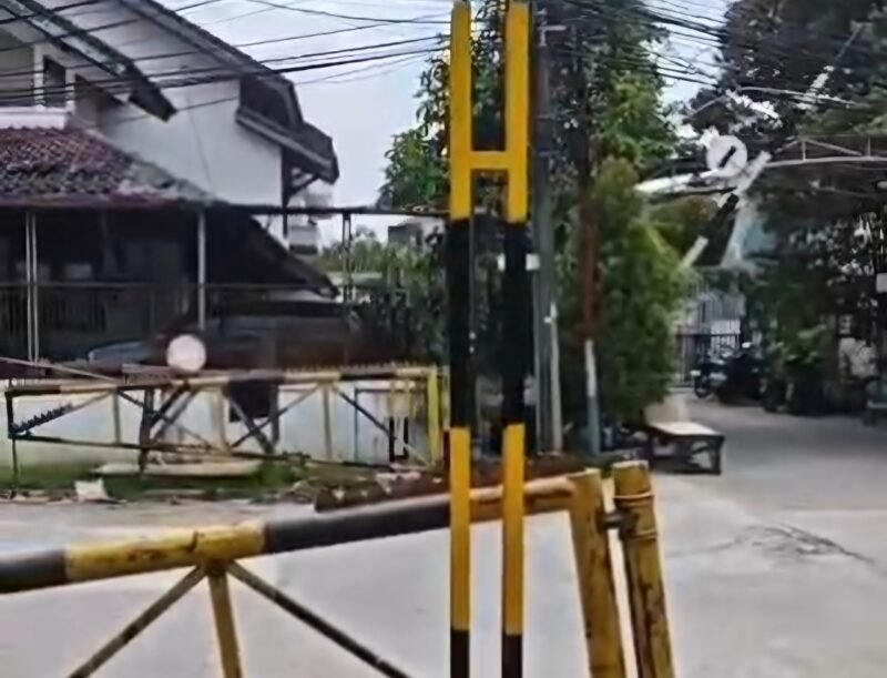 POTRET - membuat kebijakan sepihak tanpa adanya musyawarah, portal pembatas ketinggian di Kedoya Garden dinilai ganggu mobilitas, dan warga bakal layangkan surat protes. (Foto: Ekslusif Suara Realitas).