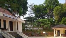 ILUSTRASI - seorang warga yang mengeluhkan lambannya proses penanganan kasus di Polsek Babakan Madang. (Foto: Istimewa).